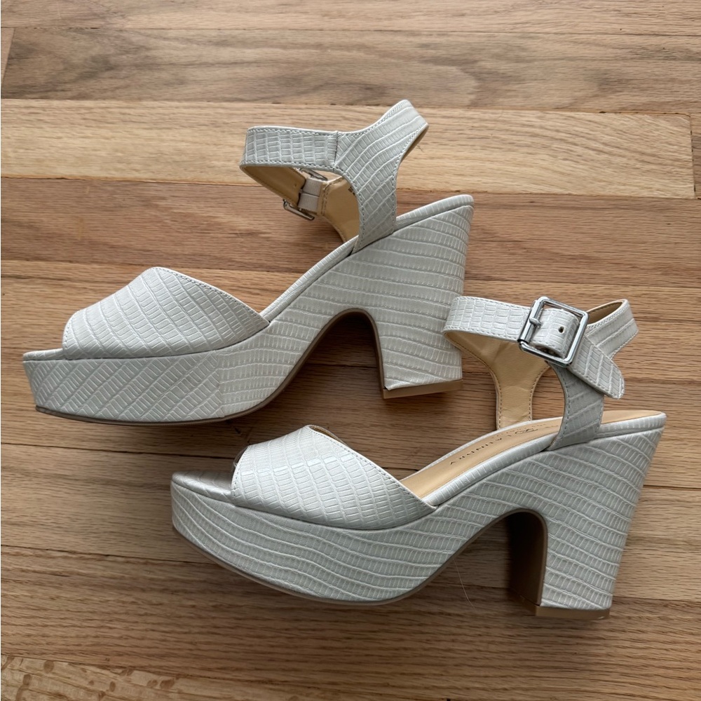 Elegant Cream Platform Sandals/Wedges